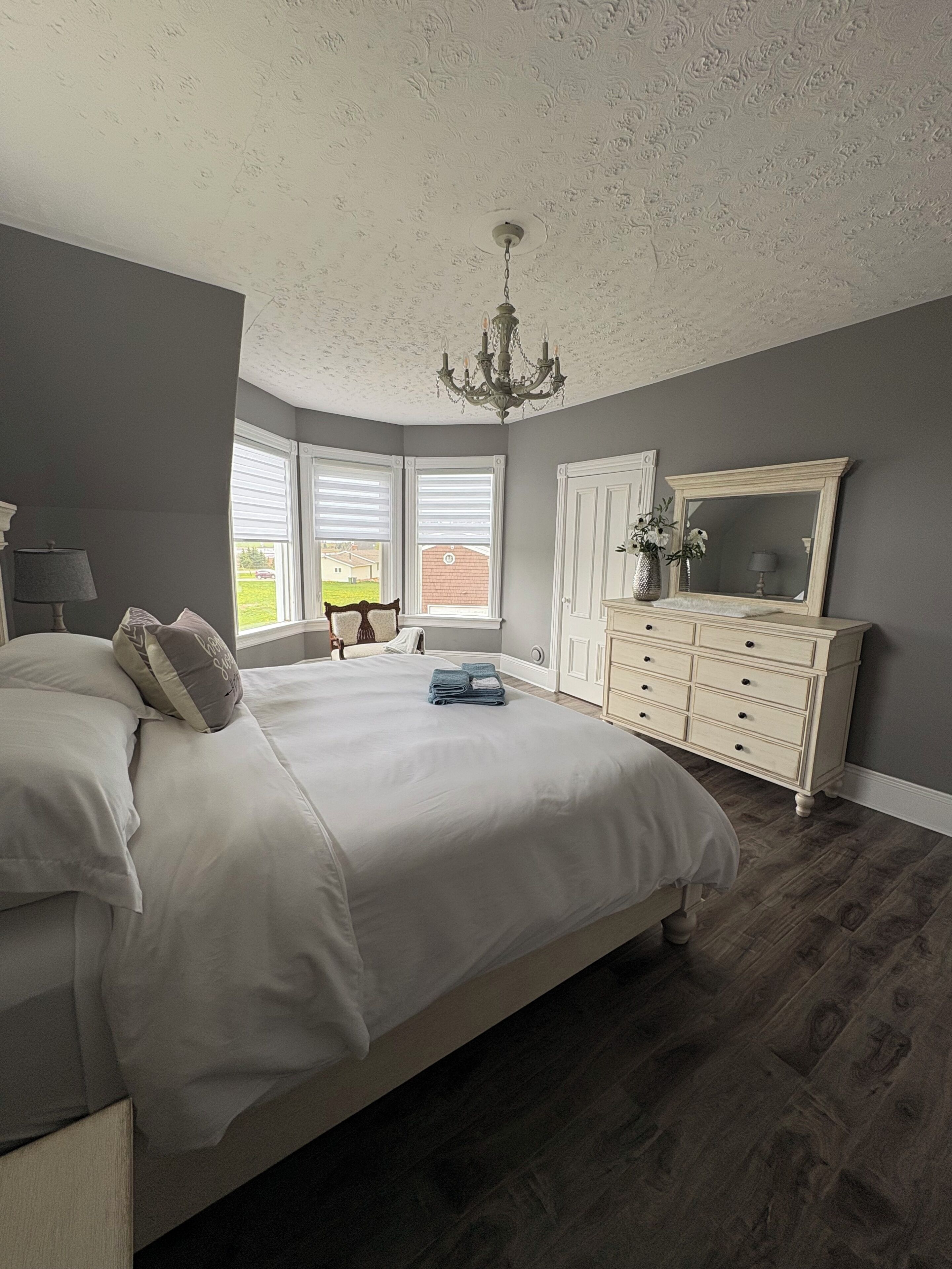 4 bedrooms, iron/ironing board, WiFi (free), bed sheets