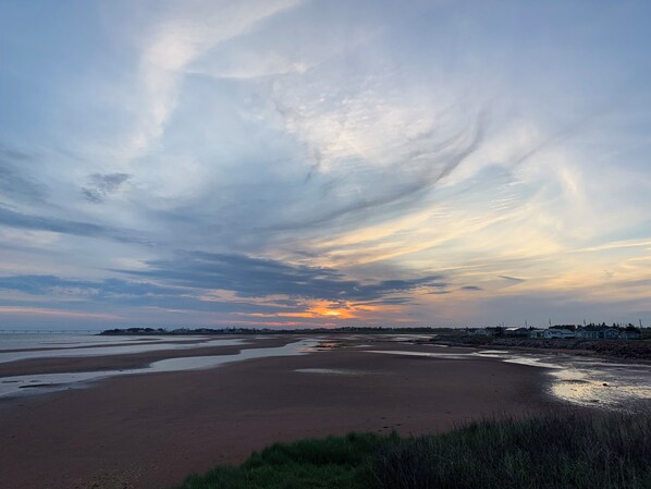 Beach - Charming Farmhouse on 2 acres , 5 mins from beach . (Borden-Carleton)