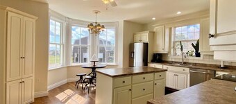 Charming Farmhouse on 2 acres , 5 mins from beach . 