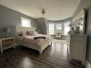 4 bedrooms, iron/ironing board, free WiFi, bed sheets