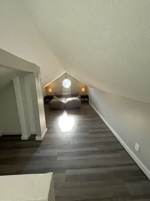 Interior - 15 Min Walk to Notre Dame! Charming Cottage (South Bend)