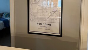 Une carte encadrée de Notre-Dame, dans l’Indiana, avec un mur blanc et une porte en arrière-plan.
