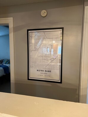 3 bedrooms, iron/ironing board, WiFi, bed sheets - 15 Min Walk to Notre Dame! Charming Cottage (South Bend)