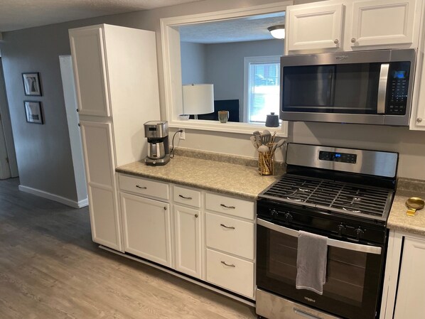 Microwave, oven, stovetop, dishwasher - 15 Min Walk to Notre Dame! Charming Cottage (South Bend)