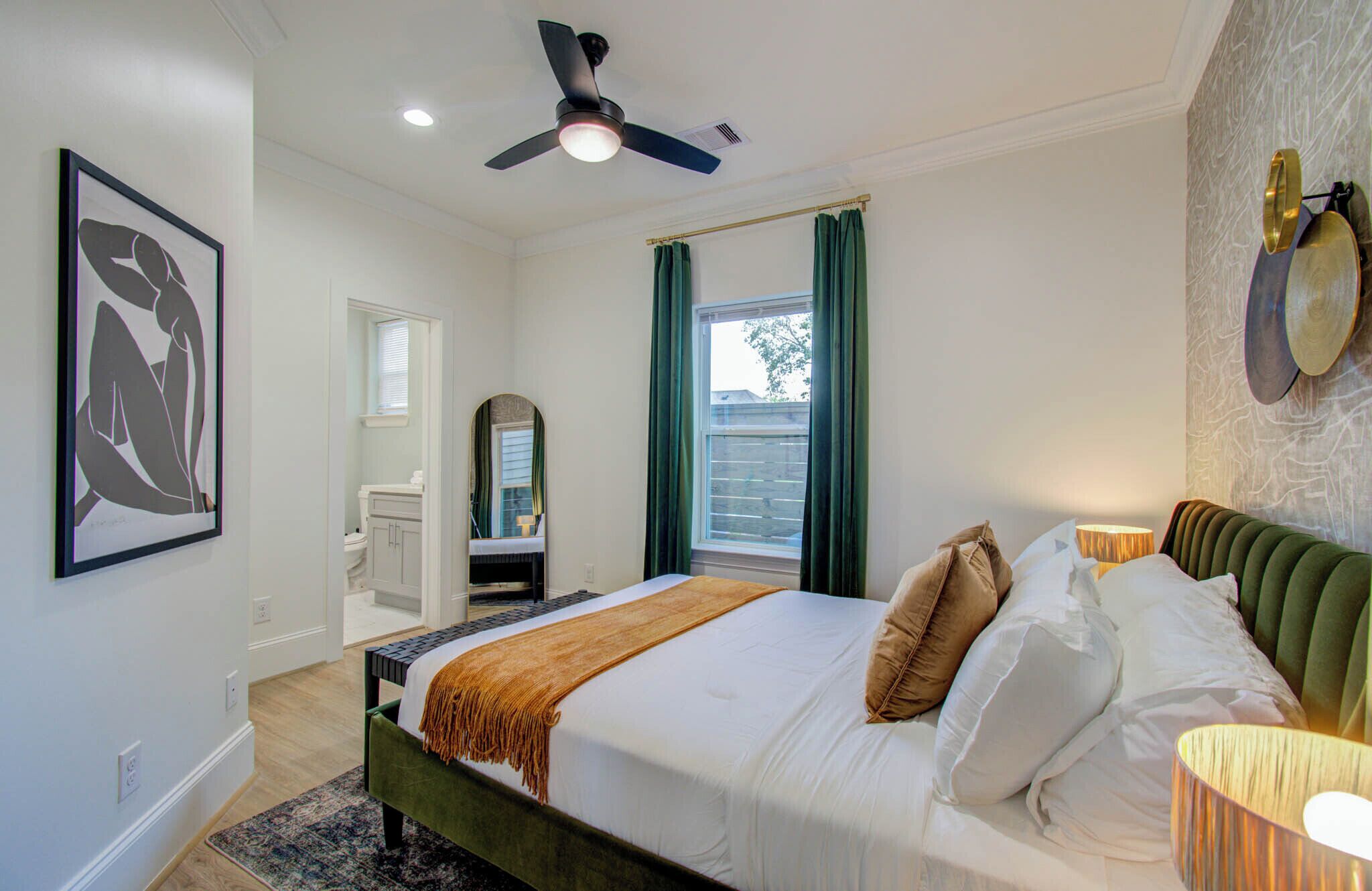 Cozy 3BD | Rooftop Movie | 2 Miles to Downtown