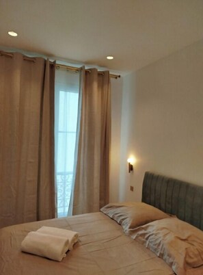 2 bedrooms, iron/ironing board, travel cot, free WiFi - Fully Renovated 2-Bedroom Apt, steps from the Pantheon. (Paris)