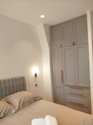 2 chambres, fer et planche à repasser, lit de bébé portatif