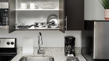 Full-sized fridge, microwave, oven, stovetop