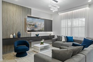 TV, video games - Paradiso Grand Resort 6 bedroom (Orlando)