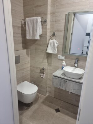 Shower, towels, soap, shampoo - The Infinity View Apartment (Batumi)