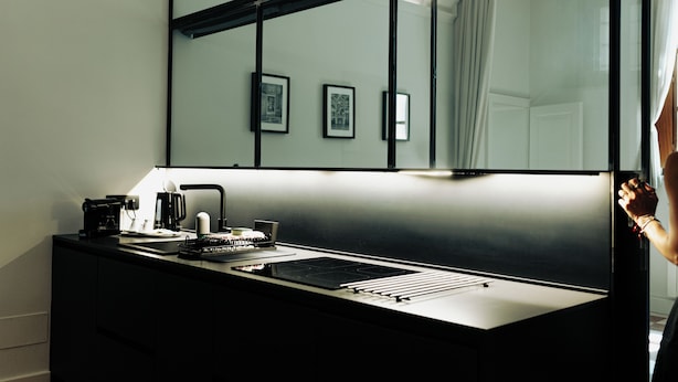 A modern kitchen with a built-in stove, coffee maker, and a large mirror above the counter. - La Portesina Mantova, cozy apartment between lakes and historic center (Mantova)