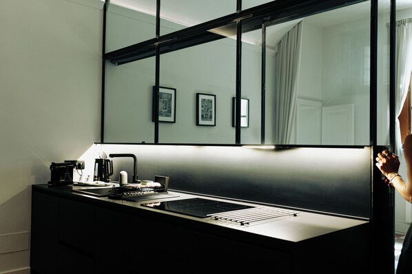 Kühlschrank, Mikrowelle, Herdplatte, Geschirrspüler