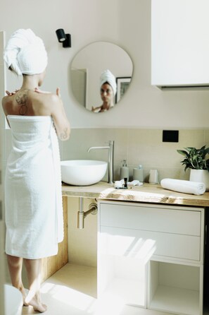 Shower, hair dryer, bidet, towels - La Portesina Mantova, cozy apartment between lakes and historic center (Mantova)