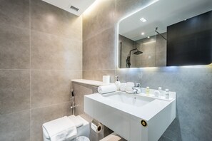 Dusche, Haartrockner, Handtücher, Seife