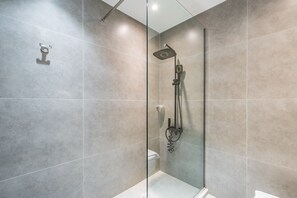 Shower, hair dryer, towels, soap - Inviting 1BR in Marina Quay West, Dubai Marina by Deluxe Holiday Homes (Dubai)