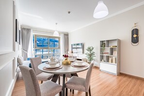Dining - Inviting 1BR in Marina Quay West, Dubai Marina by Deluxe Holiday Homes (Dubai)