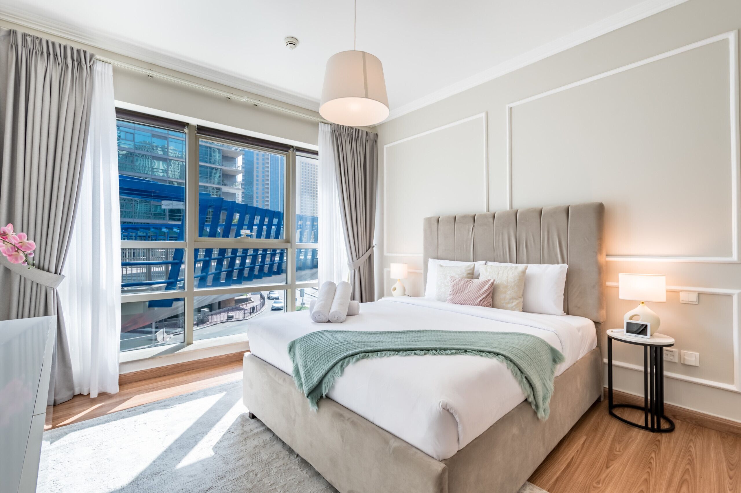 Caja de seguridad en la habitación y tabla de planchar con plancha 