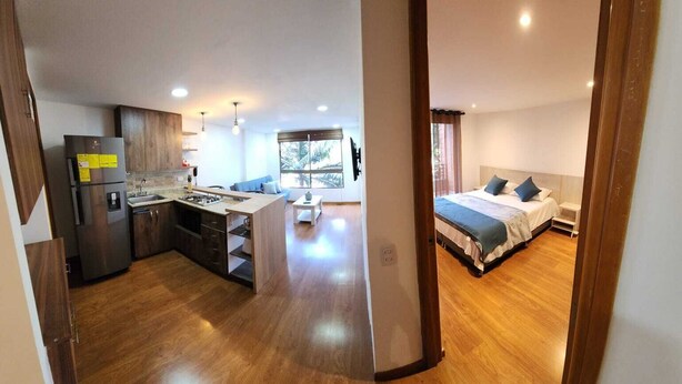 Un apartamento moderno con cocina, comedor y un dormitorio.