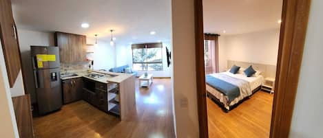 จูเนียร์อพาร์ทเมนท์, เตียงใหญ่ 1 เตียง และโซฟาเบด, ระเบียง, วิวเมือง | ตู้นิรภัยในห้องพัก, เตารีด/โต๊ะรีดผ้า, Wi-Fi ฟรี