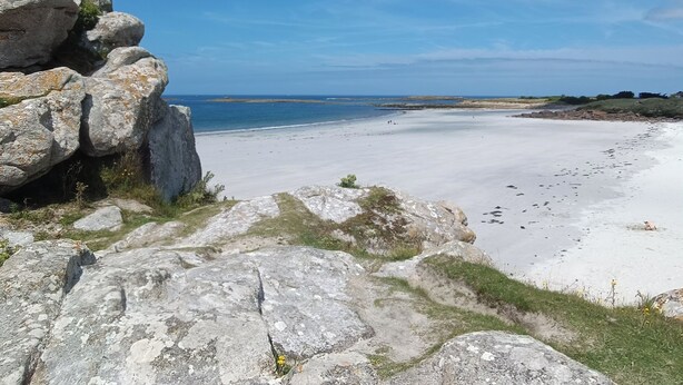A coastal landscape with large rocks and a sandy beach. - 17th-Century Mill with Indoor Pool – Romantic Escape in Brittany (Ploudalmézeau)