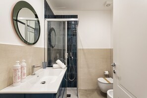 Dusche, Haartrockner, Bidet, Handtücher