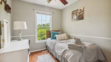 3 bedrooms, iron/ironing board, WiFi, bed sheets