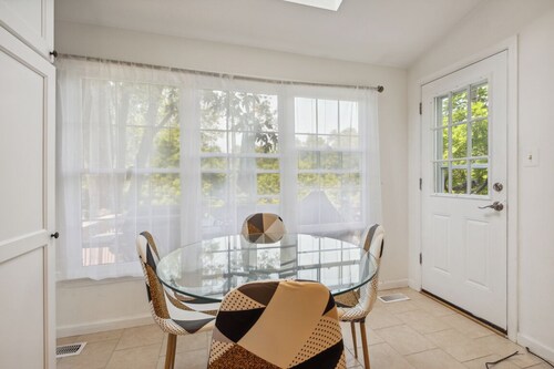 Charming 3-bed, 2.5 baths townhome in Germantown with WiFi, AC, 2 parking.