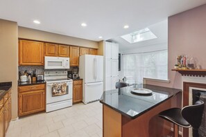 Private kitchen - Charming 3-bed, 2.5 baths townhome in Germantown with WiFi, AC, 2 parking. (Germantown)