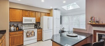 Charming 3-bed, 2.5 baths townhome in Germantown with WiFi, AC, 2 parking.