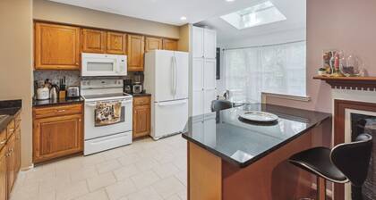 Charming 3-bed, 2.5 baths townhome in Germantown with WiFi, AC, 2 parking.