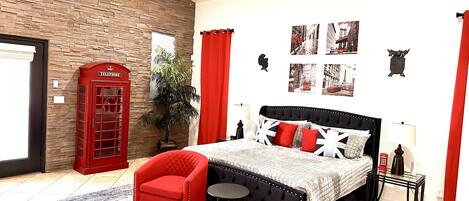 8 chambres, bureau, fer et planche à repasser, lit parapluie