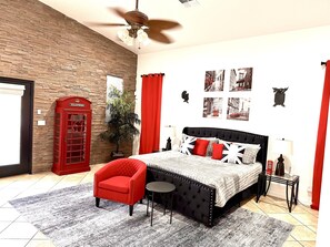 8 slaapkamers, een bureau, een strijkplank/strijkijzer, reisbedje