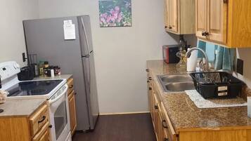 Coffee/tea maker, fridge, oven, stovetop