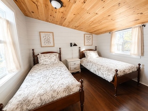 2 bedrooms, in-room safe, free WiFi, bed sheets - Cameron's Cottage at The Lake (Tallassee)