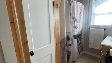 Een douche, handdoeken, zeep, shampoo