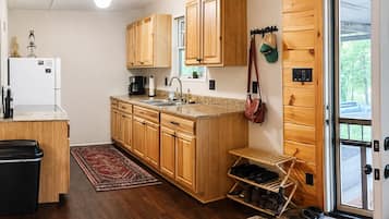 Coffee/tea maker, fridge, oven, stovetop