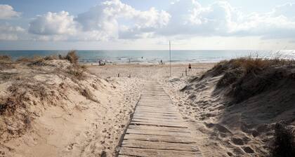 Comfortable chalet on the beach, large outdoor area. Near MET and Golf