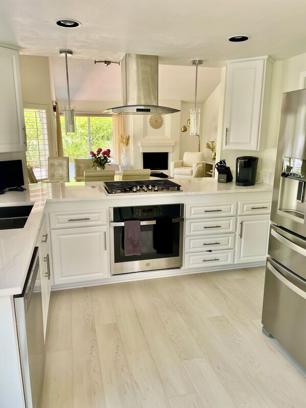 Kylskåp, mikrovågsugn, ugn och spishäll