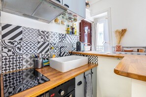 Kühlschrank, Mikrowelle, Ofen, Wasserkocher mit Kaffee-/Teezubehör