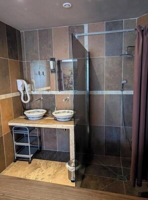 Shower, soap, shampoo, toilet paper