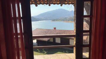 Quarto quádruplo luxo, sacada, vista para o lago | Wi-Fi de cortesia