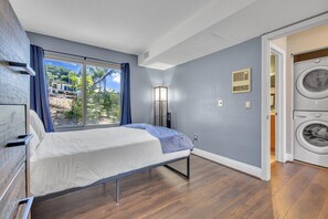 2 Schlafzimmer, Schreibtisch, Bügeleisen/Bügelbrett, Reisekinderbett