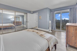 2 bedrooms, desk, iron/ironing board, travel cot - Point Loma 2BR Townhome w/ Parking, Prime Location (San Diego)