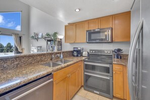 Kühlschrank, Mikrowelle, Herdplatte, Geschirrspüler