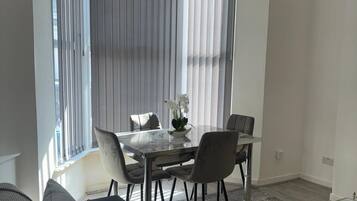 House | 5 bedrooms, free WiFi, bed sheets