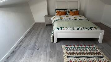 House | 5 bedrooms, free WiFi, bed sheets