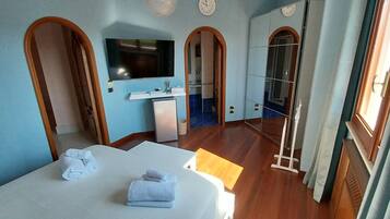 1 bedroom, in-room safe, desk, travel crib
