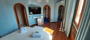 1 slaapkamer, een kluis op de kamer, een bureau, reisbedje