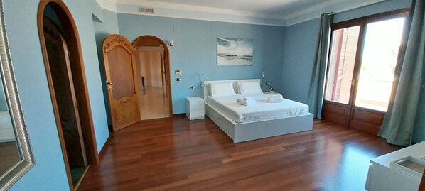 1 bedroom, in-room safe, desk, travel cot