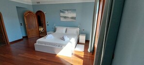 1 slaapkamer, een kluis op de kamer, een bureau, reisbedje